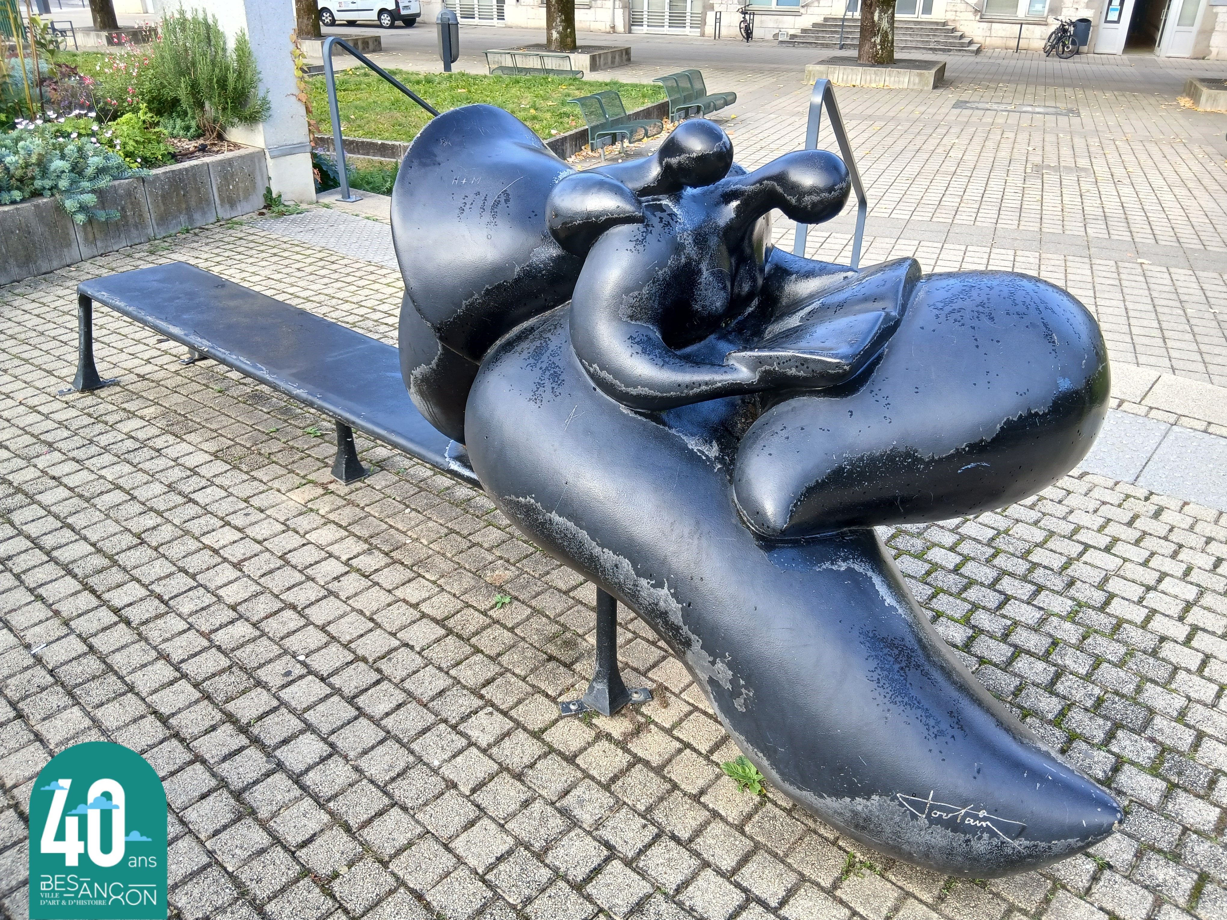 Vue de la sculpture en bronze 'la lecture' de Toutain