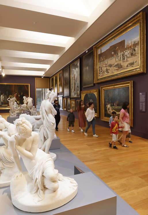 Des familles en balade au musée