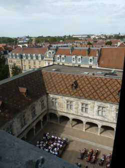 Orchestre d’Harmonie Municipale de Besançon jouant dans la cour du palais granvelle