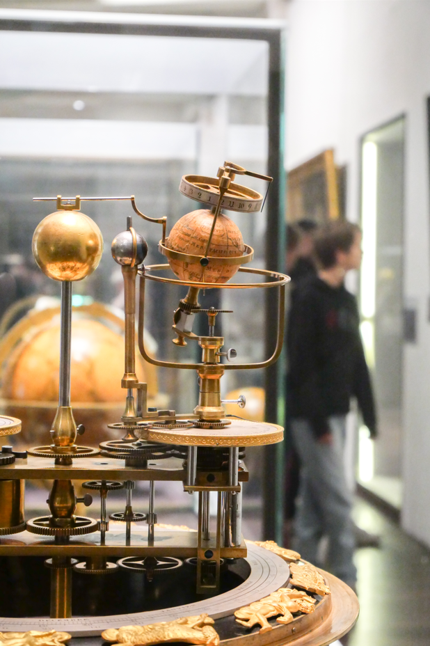 Un visiteur dans la galerie du temps du musée