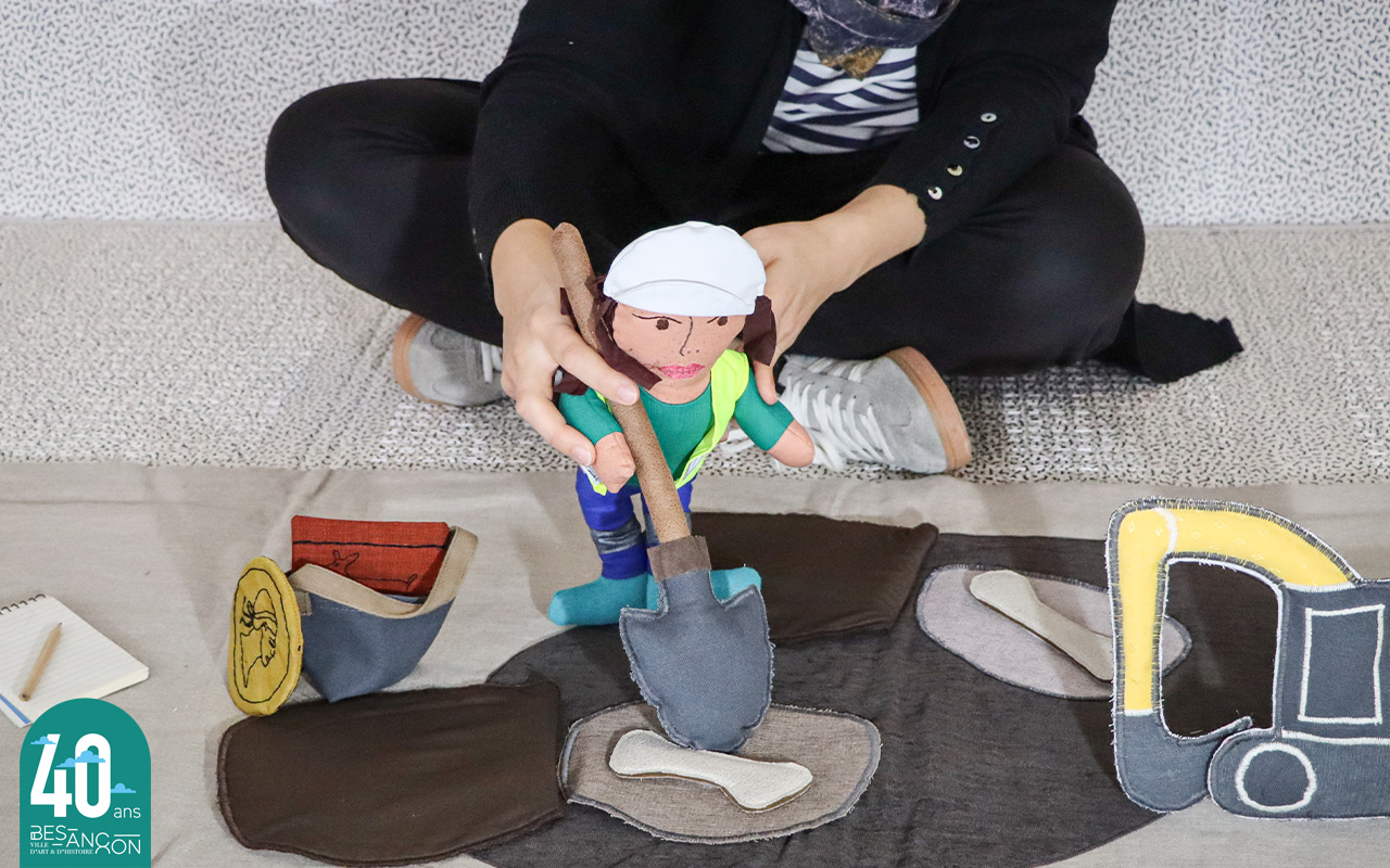 enfant jouant avec un personnage de chiffon