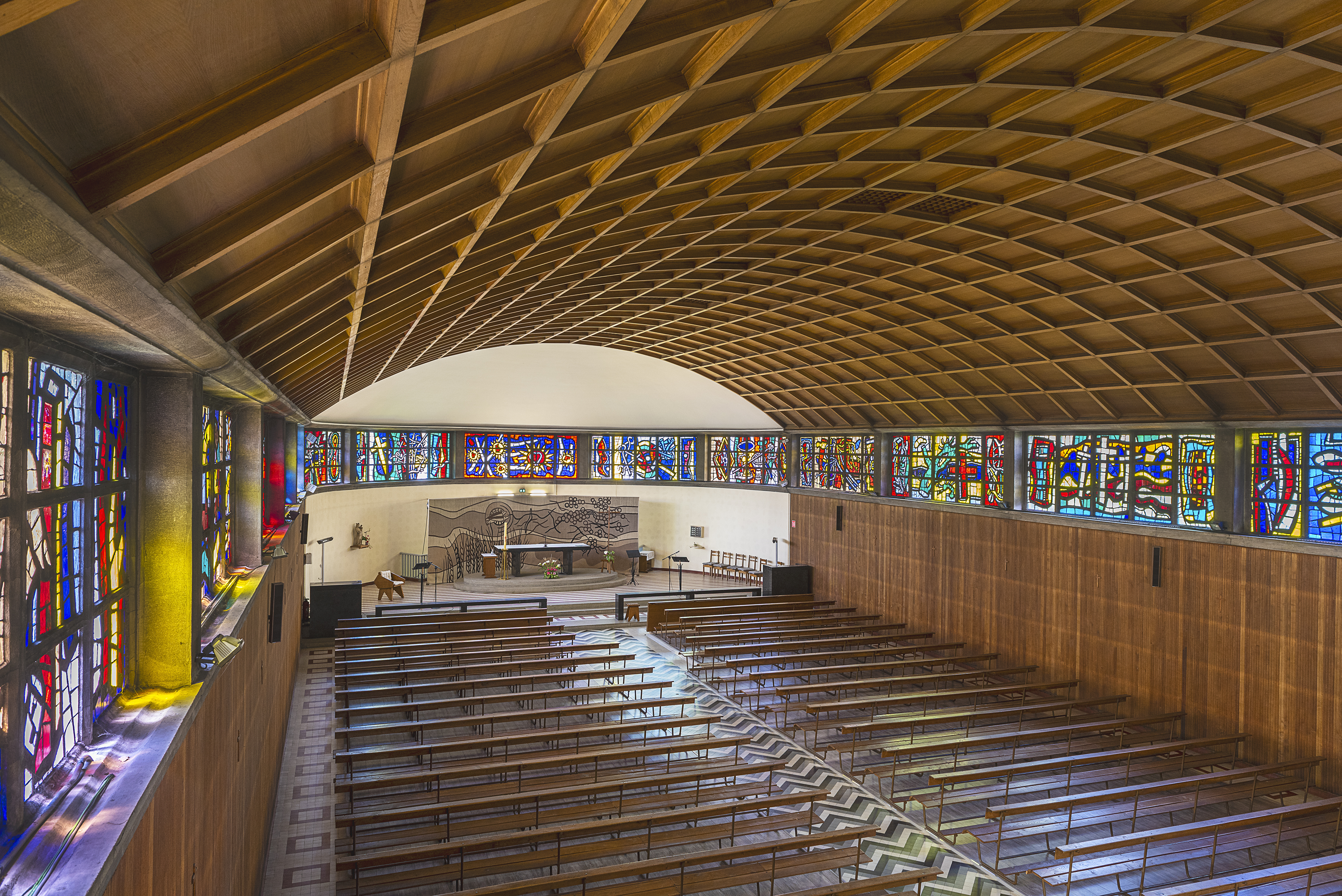 intérieur d'une église avec des vitraux colorés