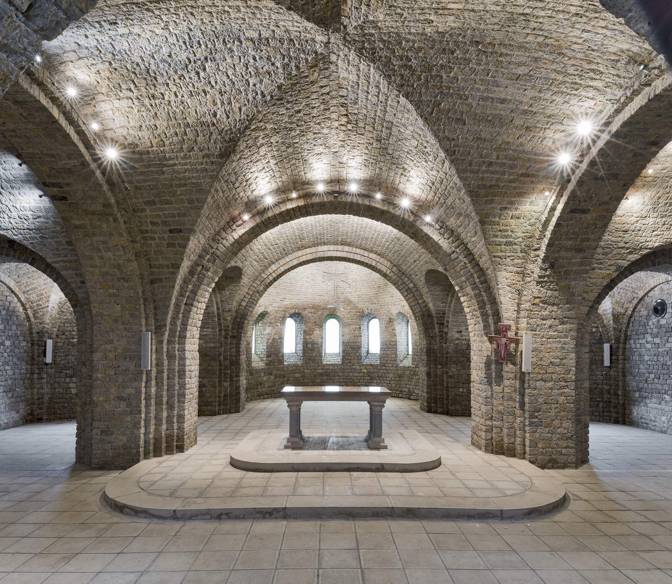 voûtes d'une église avec un autel au centre