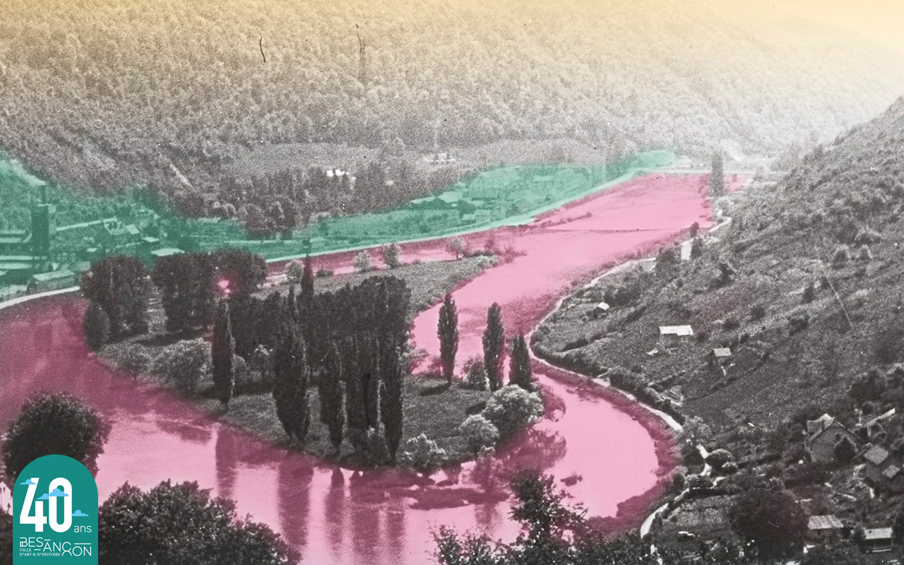 Photo chromatique en noir et blanc, la rivière fait une boucle rose et le côté gauche est en vert